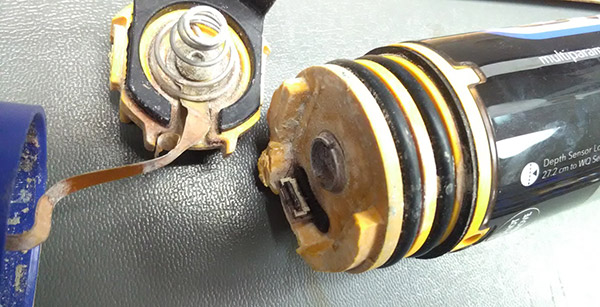 拆卸水質(zhì)檢測儀的電極 拆卸水質(zhì)檢測儀的電極